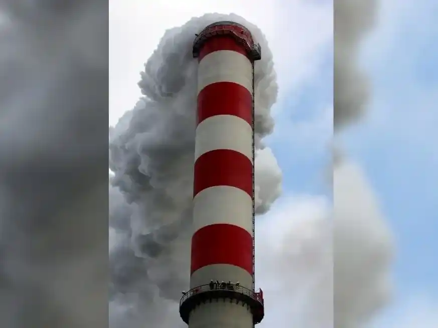 Enormes chimeneas no logran evitar el humo alcance a las ciudades donde se genera energía eléctrica con carbón mineral. En nuestro país su producción siempre fue marginal en la matriz energética. Crédito: Tomasz Wojtasik- EFE