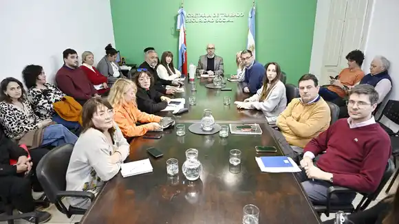 Acordaron con los gremios estatales una paritaria por tres meses