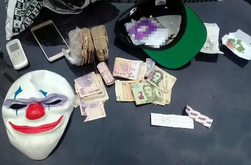 Gendarmería incautó una careta de payaso, LSD, cocaína y más de 25 mil pesos