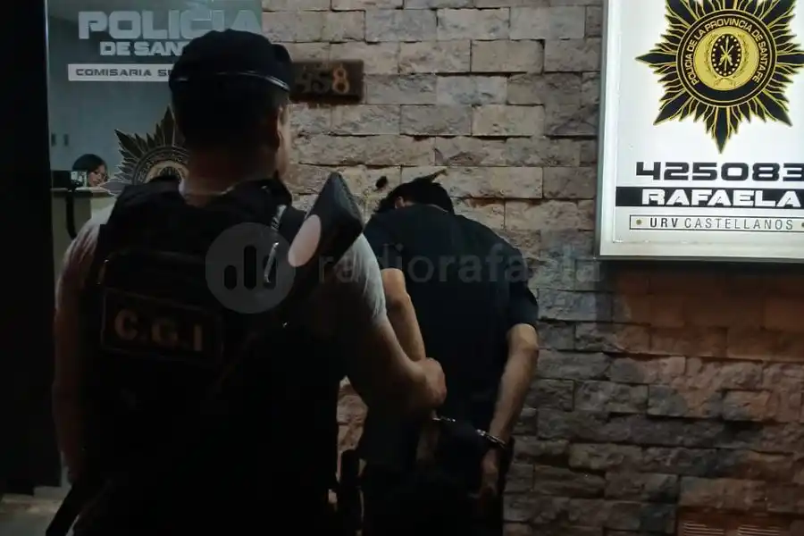 Ingresó a un departamento ajeno y se escondió en el baño, pero lo descubrió la policía