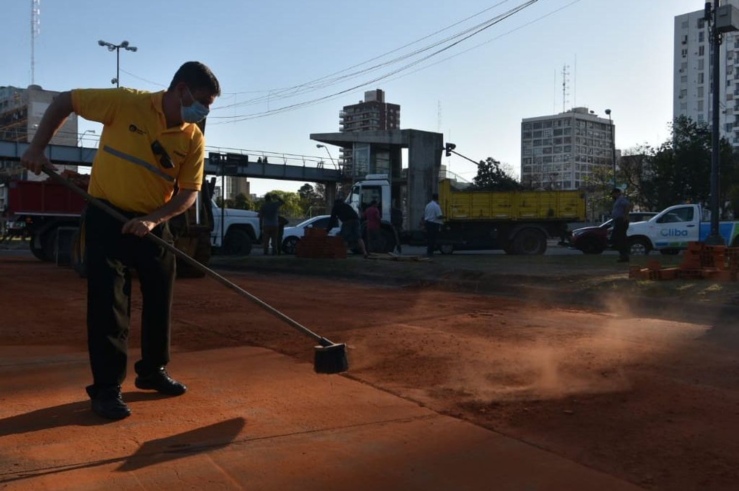 Volcó un camión ladrillero sobre Avda. Alem y generó demoras en el tránsito