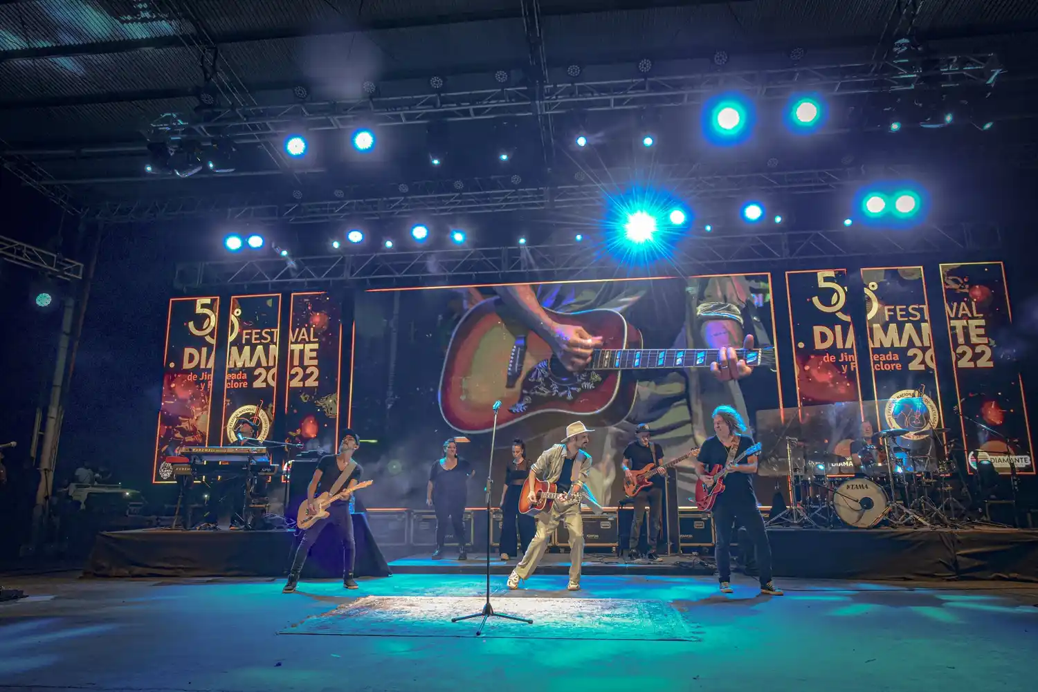 Diamante vivió a pleno su cuarta luna festivalera con jineteada y folclore