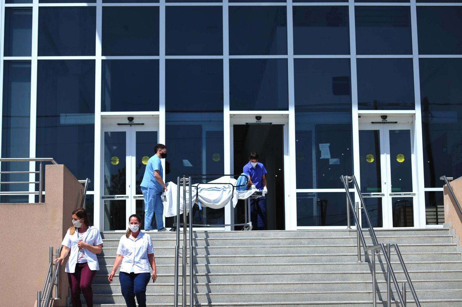 Hay tres larroquenses internados en el Hospital Centenario con coronavirus