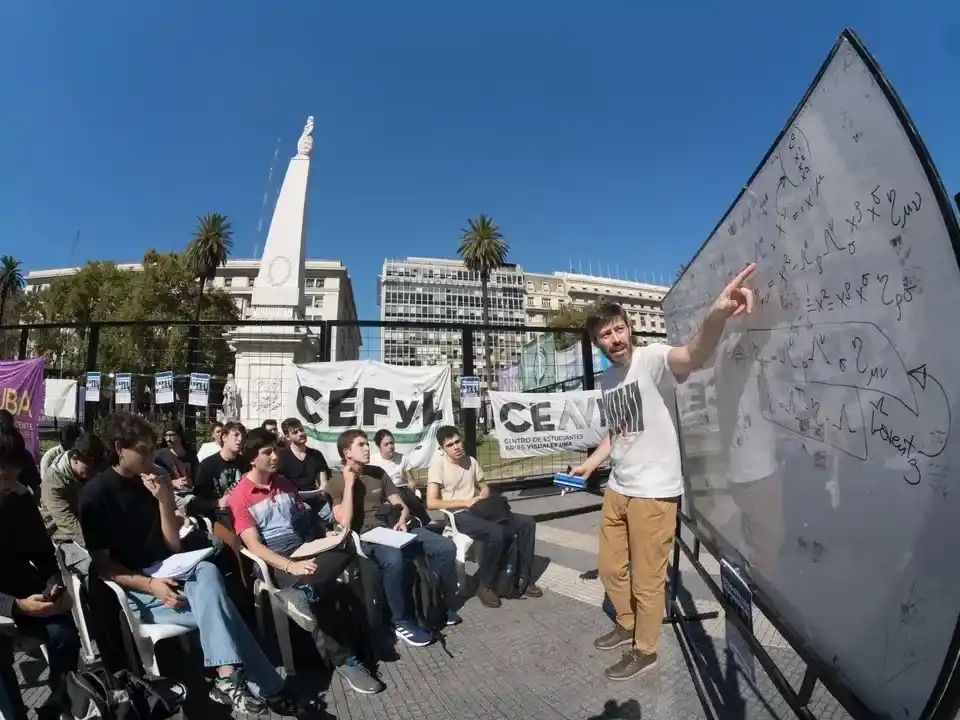 Docentes dictaron clases en la Plaza de Mayo.