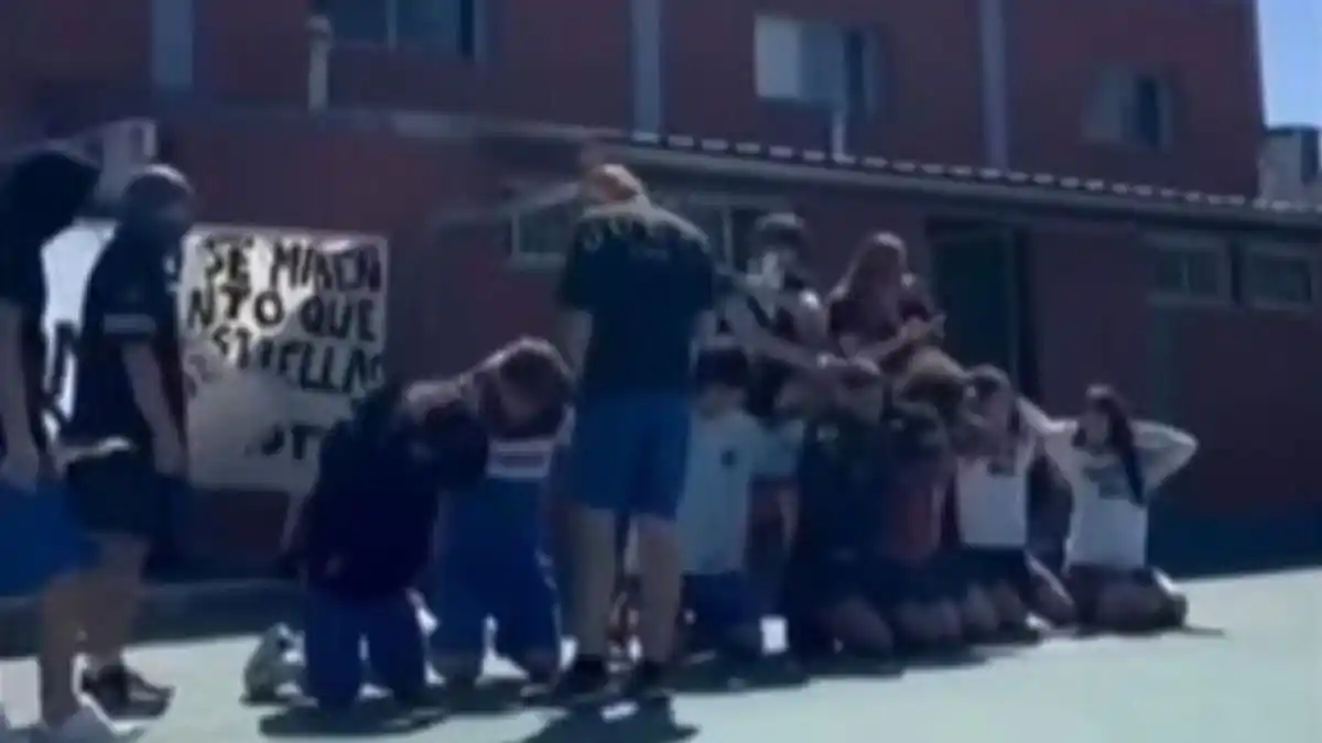 El video de los egresados se viralizó rápidamente y generó repudio en el colegio.