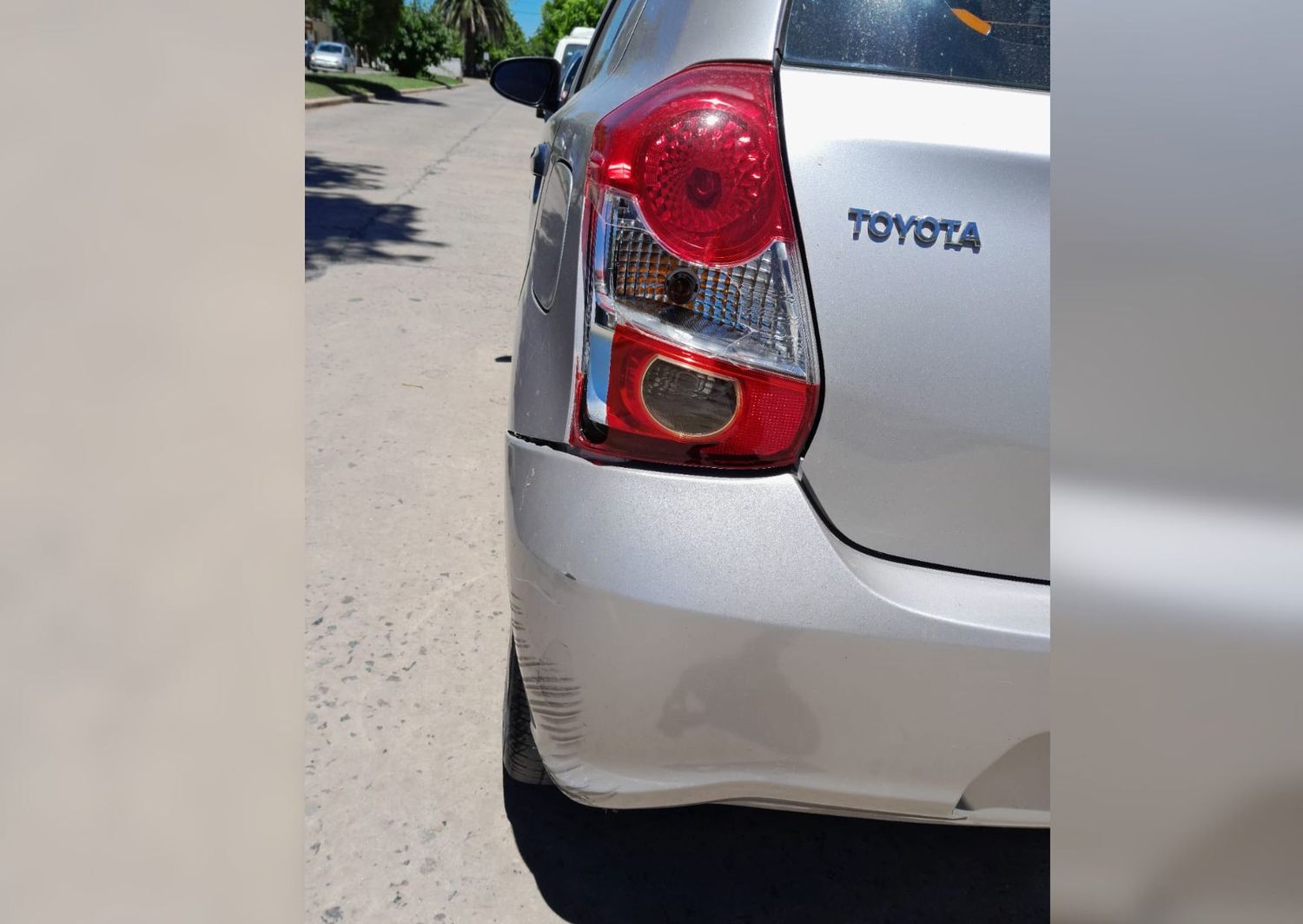 Dejó el auto estacionado y se lo chocaron