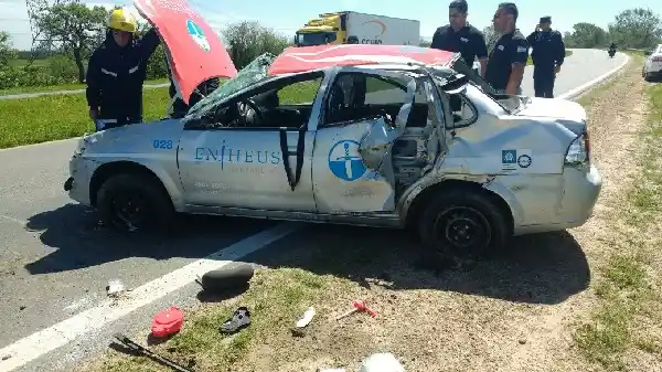 Autovía 12: Dos bonaerenses volcaron y se salvaron de milagro