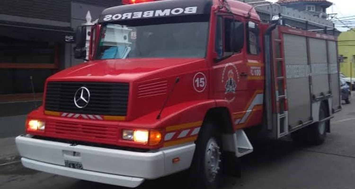 Los incendios de autos no cesan: Quemaron otros tres a la madrugada y debió intervenir Bomberos Voluntarios