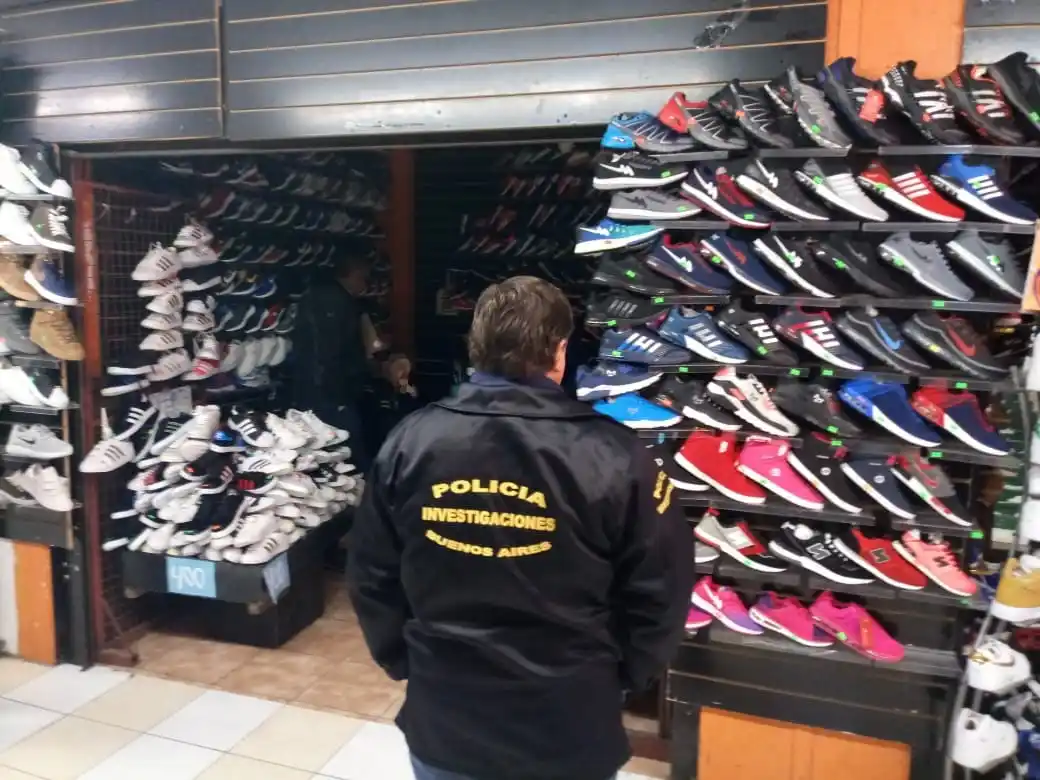 Lo barato sale caro: Cuatro detenidos por vender ropa y artículos truchos en una galería de San Martín