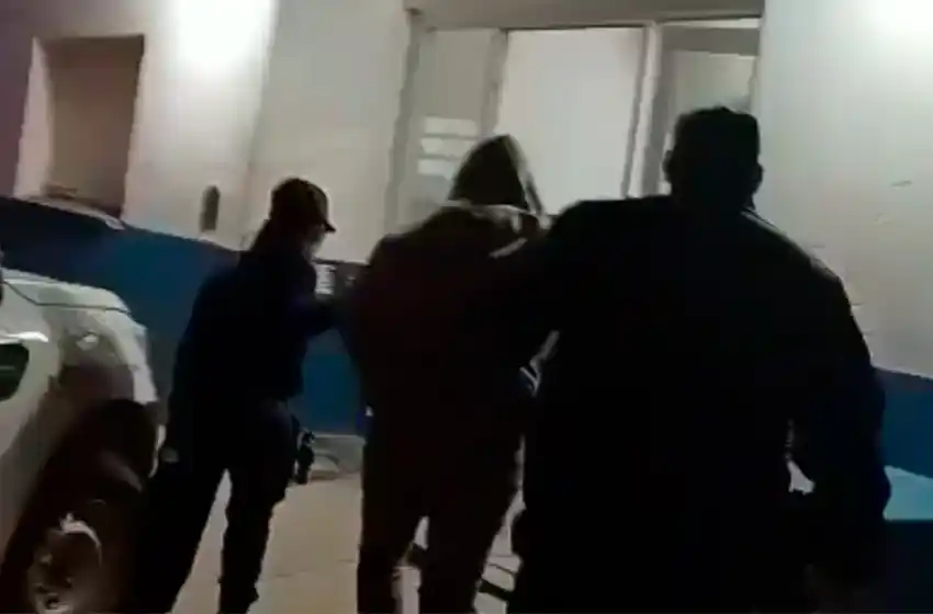 Se metió en la casa de su expareja, quiso escapar al ser descubierto y lesionó a un policía