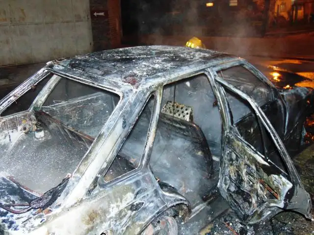 Auto incendiado