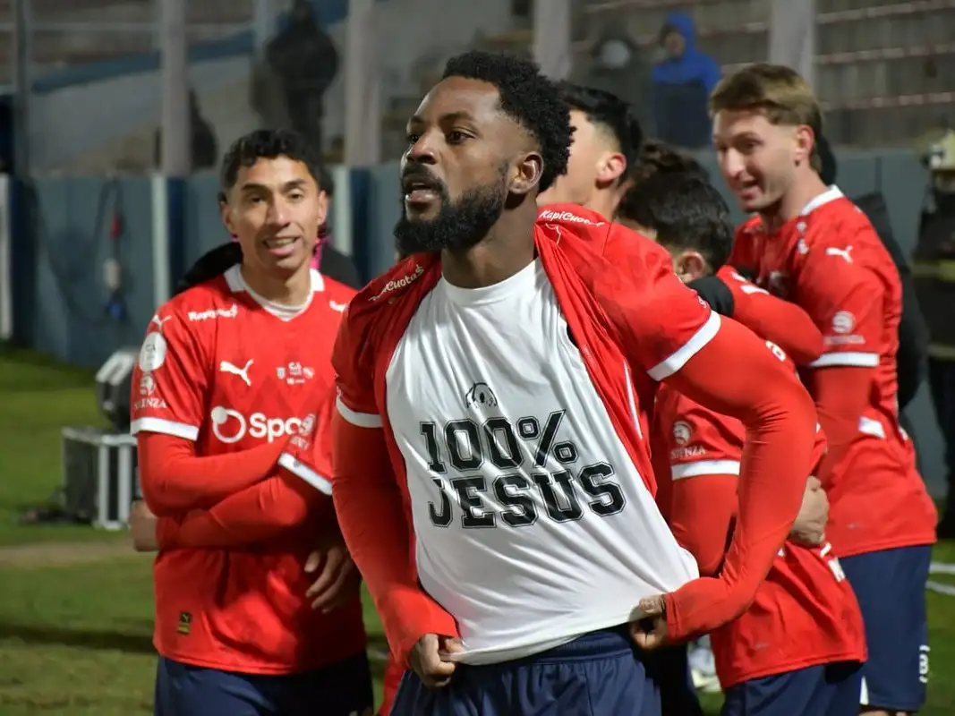Angulo festeja el gol del triunfo sobre el final.