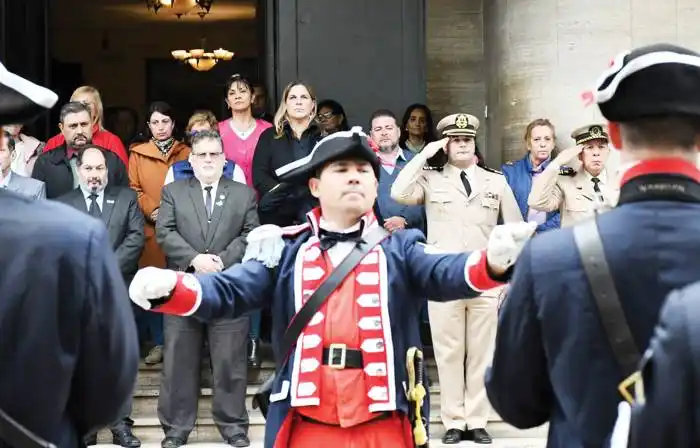 La Banda del Regimiento 6  interpretó la canción patria  en La Peatonal del Bicentenario