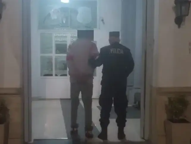 Molestaba a un vecino de madrugada, se puso violento con la policía y tuvieron que reducirlo