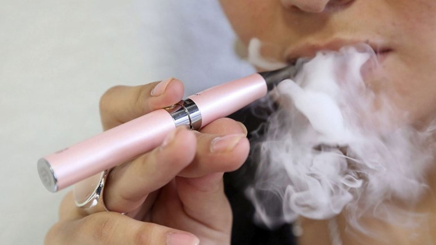 Proponen prohibir el uso del cigarrillo elecrónico y del vapeador en espacios cerrados