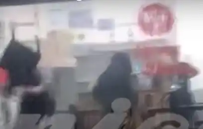 Video: apuñaló a su ex novio en una rotisería de Buenos Aires