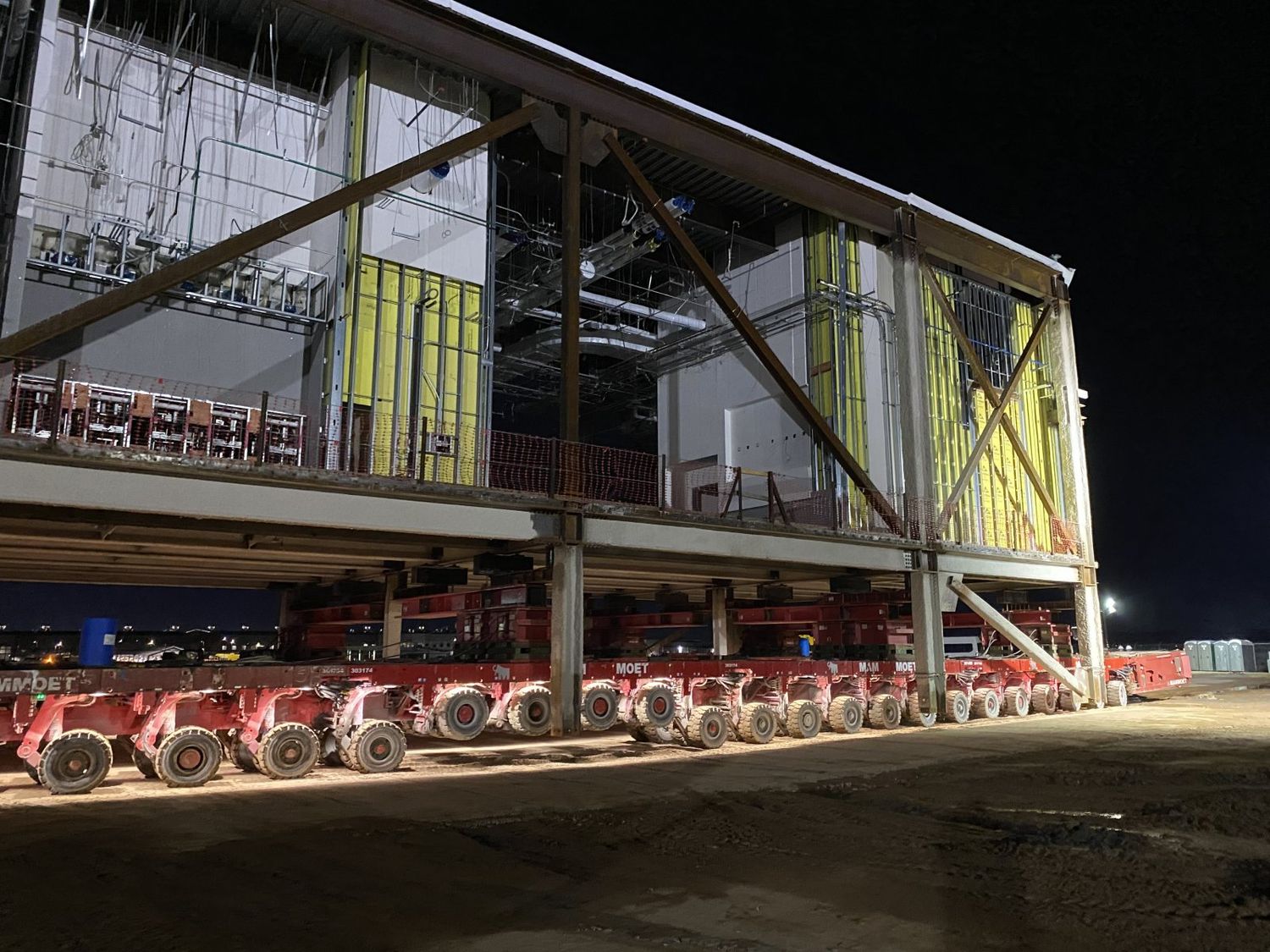 Vehículos autónomos de hasta 92 ejes mueven las nuevas partes prefabricadas del Concourse D del aeropuerto de Atlanta