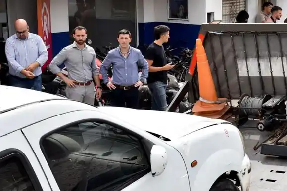 Plan de ordenamiento: retiran vehículos abandonados de cuatro comisarías de Rosario este jueves