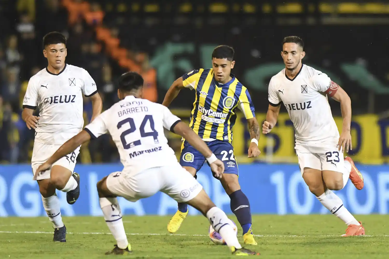 Giaccone, rodeado de defensores de Independiente.
