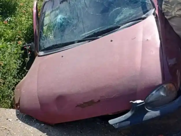 Asistencia policial tras siniestro vial en Las Cuevas: una mujer resultó con fractura