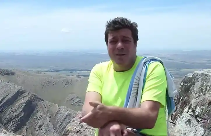 Mariotto escaló el cerro Tres Picos en Tornquist: "El peronismo sube"