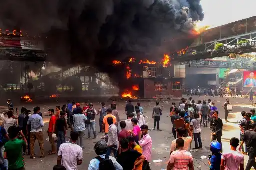 Manifestaciones en Bangladés dejan al MENOS 105 MUERTOS
