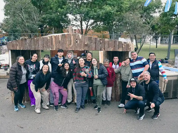 El color y la tradición ya se viven en los alrededores del Corsódromo: un recorrido por las mejores imágenes