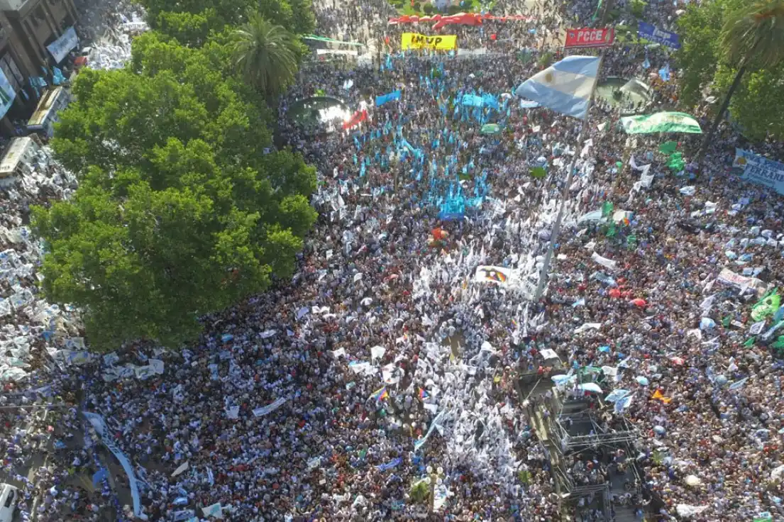 Cristina se despide como Presidenta de la Nación frente a una multitud en Plaza de Mayo