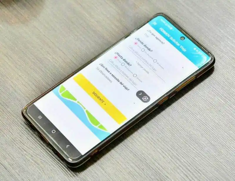 Jofré presentó la aplicación para taxis y
remises Fermoza tu ciudad en movimiento