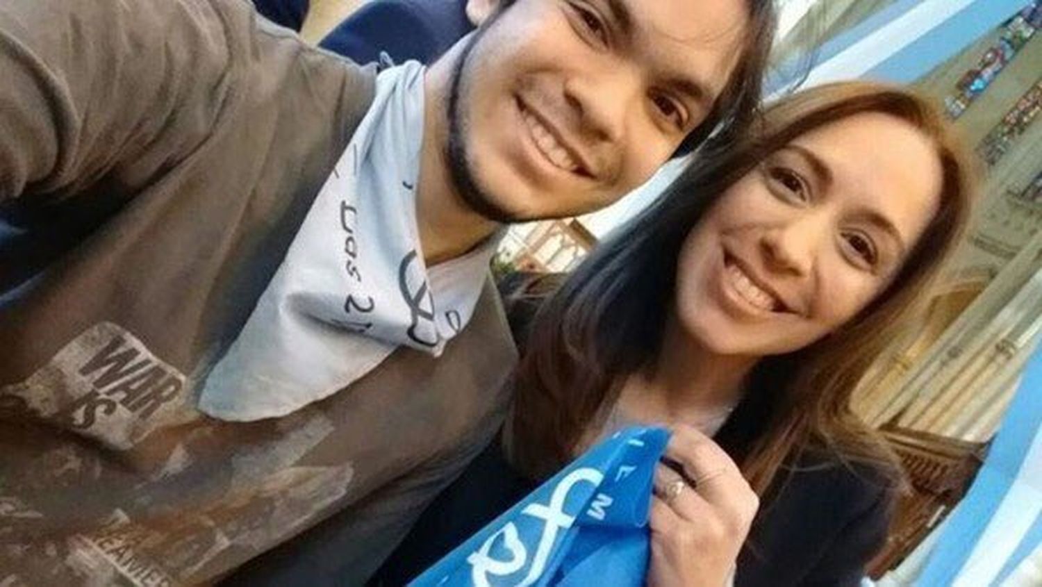 Vidal posó con el pañuelo celeste de la campaña "por las dos vidas" contra el aborto