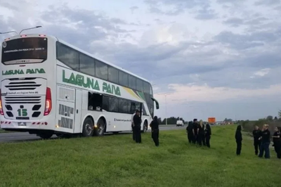 Abrieron fuego contra un colectivo que transportaba personal policial en la autopista Santa Fe-Rosario