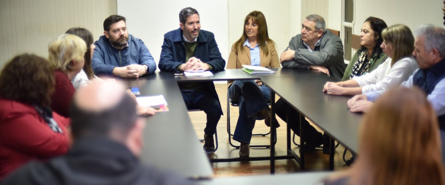 Martín Müller entregó resolución que re categoriza a 3600 auxiliares del sistema educativo
