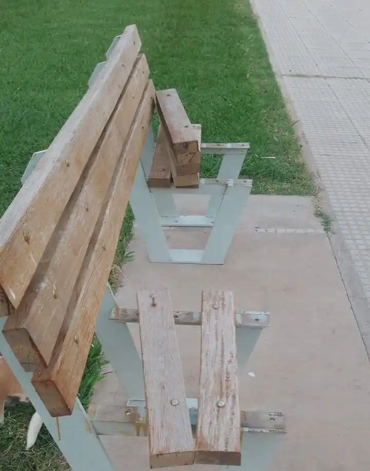 El banco vandalizado en la plaza del pueblo.