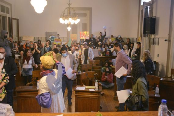 Tras una manifestación por la ordenanza de fumigaciones, convocaron a reunión abierta y pública en el Teatro del Fuerte