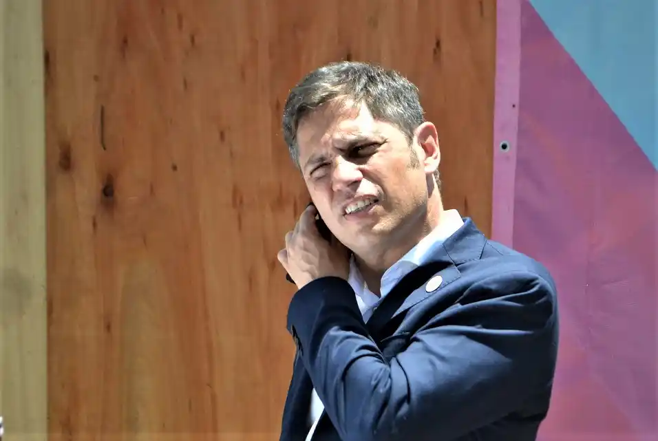 El gobernador Axel Kicillof en el pasaje Agenor Almada, durante una visita a San Pedro. Foto: La Opinión.