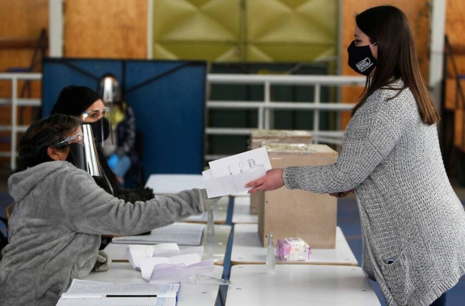 Menos mesas y horarios especiales para personas de riesgo: ¿Cómo será el protocolo para votar?