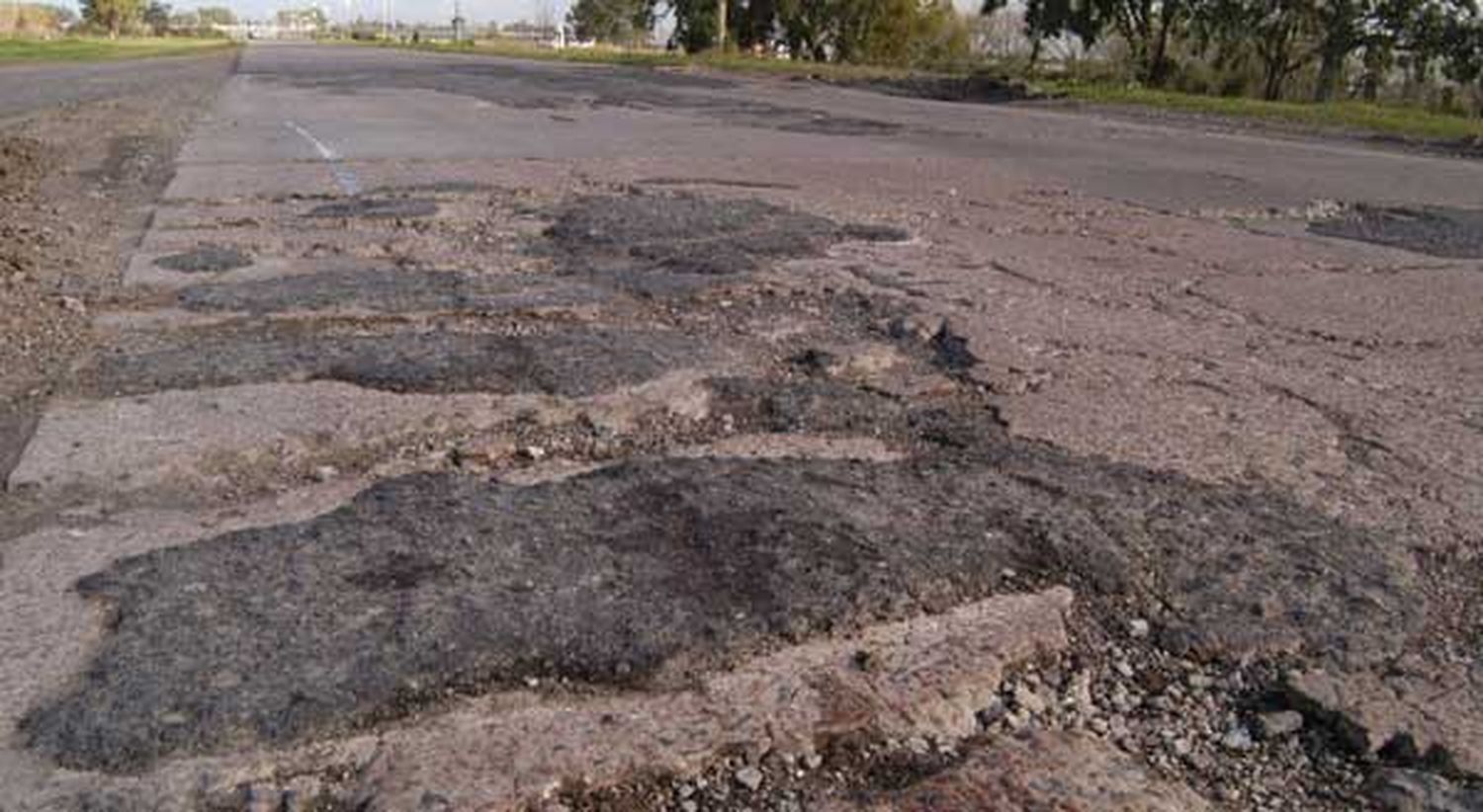 Ensenada: Firman acuerdo para repavimentar el deteriorado Camino a Punta Lara
