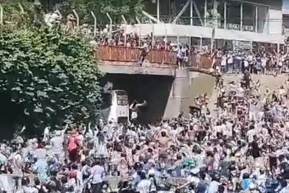 VIDEO | El momento en el que dos hinchas se arrojaron desde un puente al micro descapotable de la Selección: uno cayó al vacío