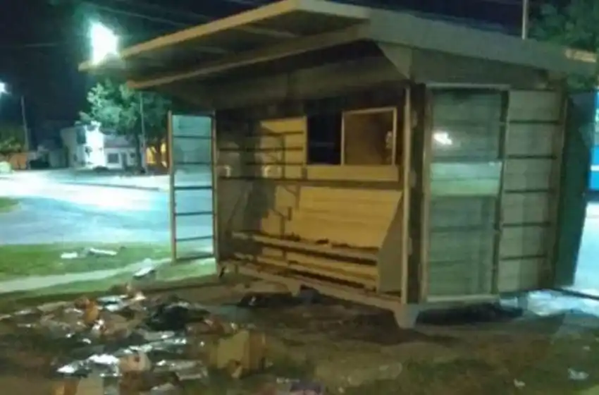 Incendiaron y robaron un quiosco de diarios en zona sur