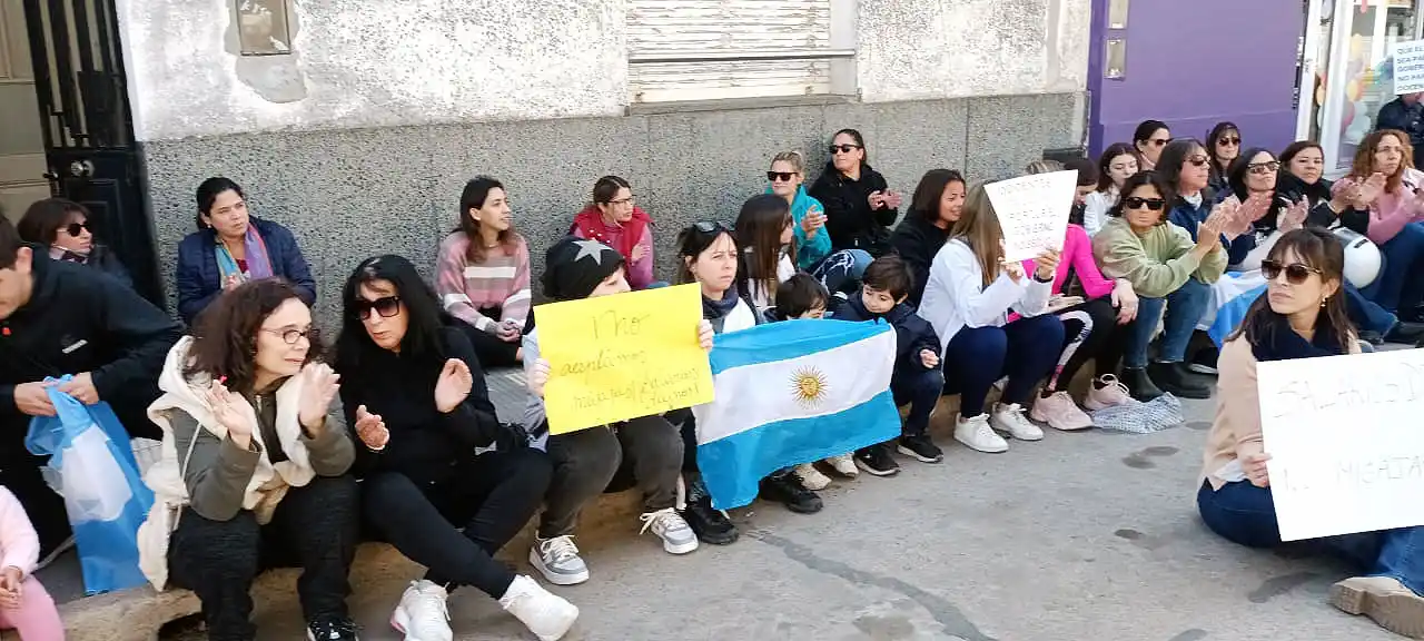 Docentes autoconvocados exigen un piso salarial de $ 1.000.000