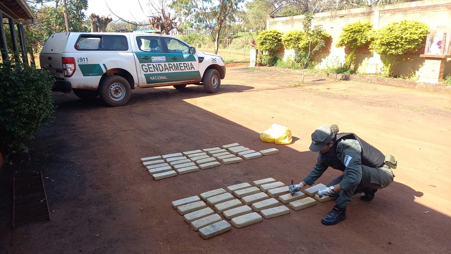 Incautan droga en caminos vecinales de Jardín América