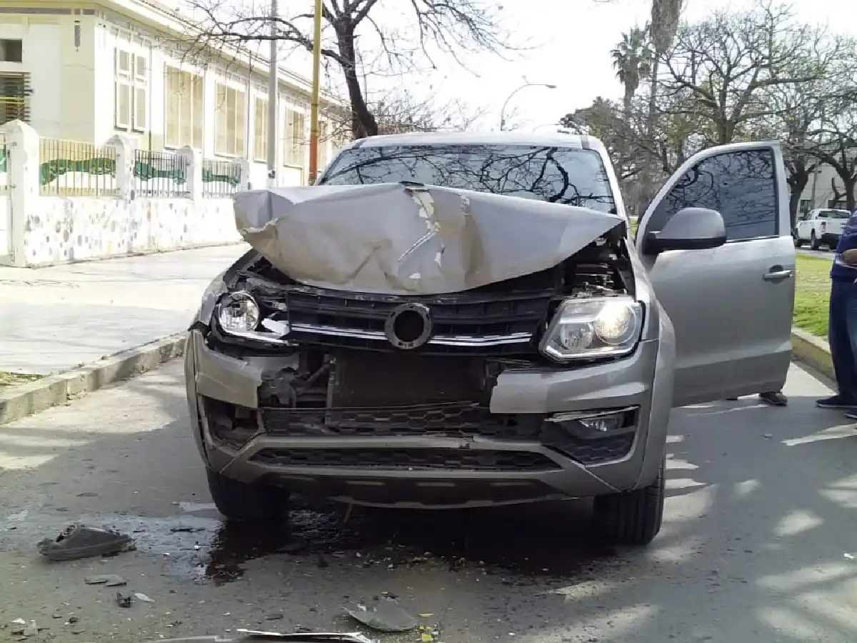 Una camioneta chocó contra un colectivo urbano