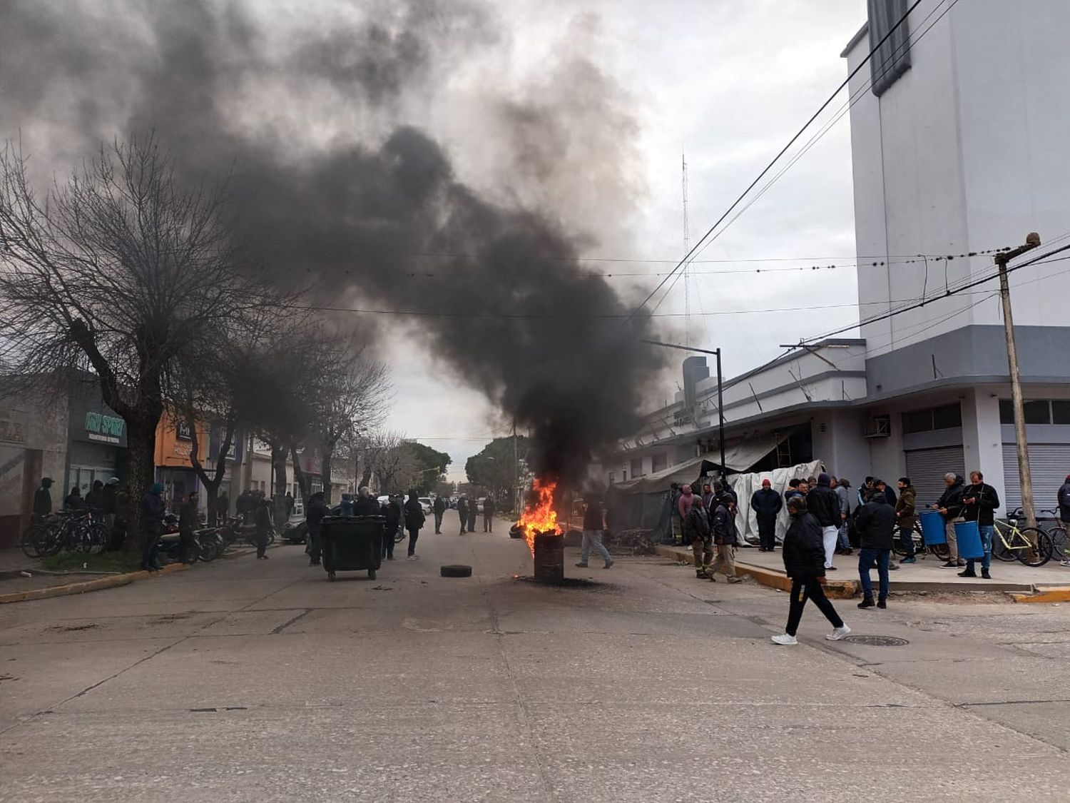 Con apoyo de municipales venadenses se realizan nuevas medidas de fuerza en la localidad de Las Rosas