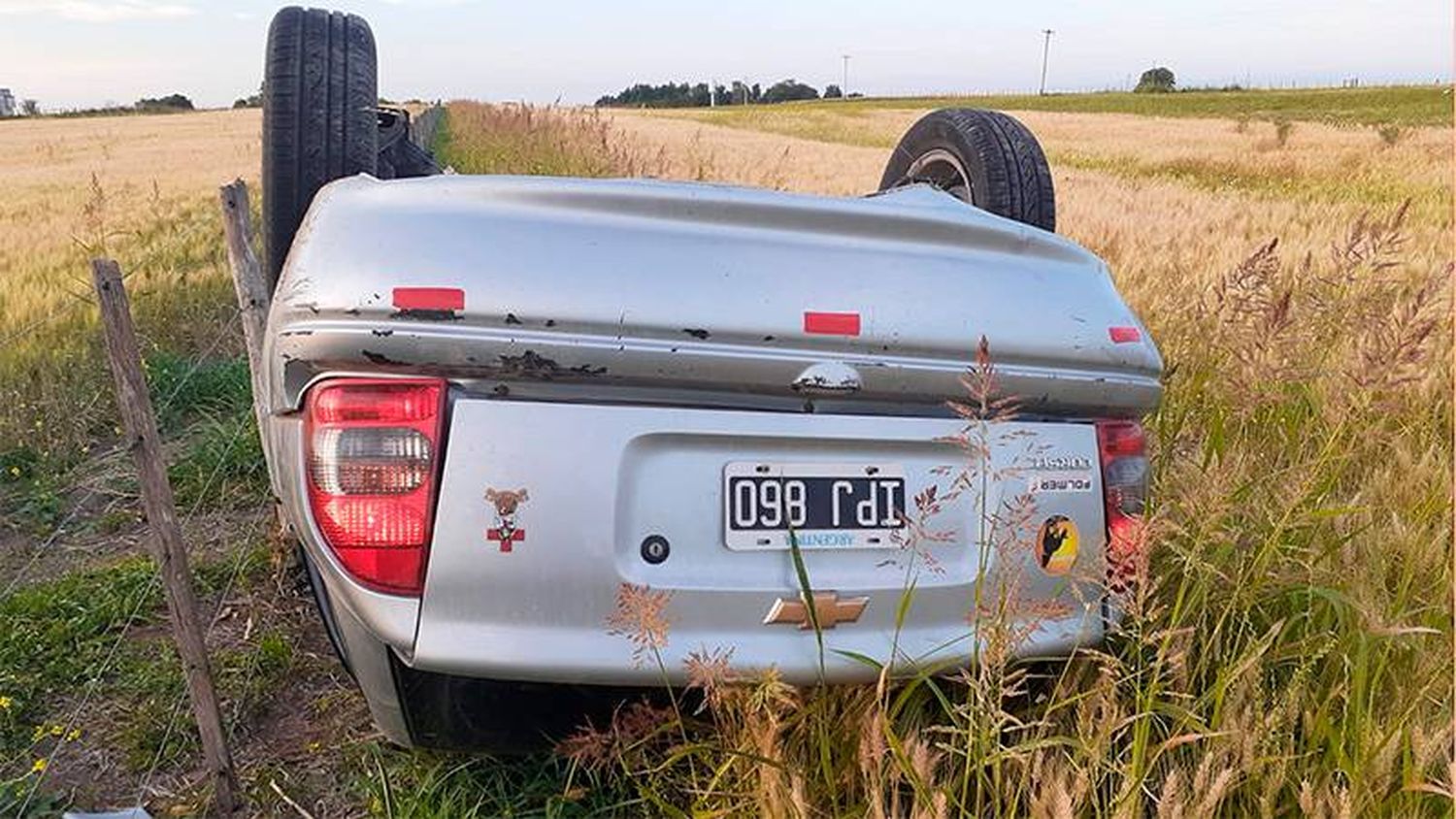 Por esquivar un perro, conductor volcó su auto sobre Ruta 8