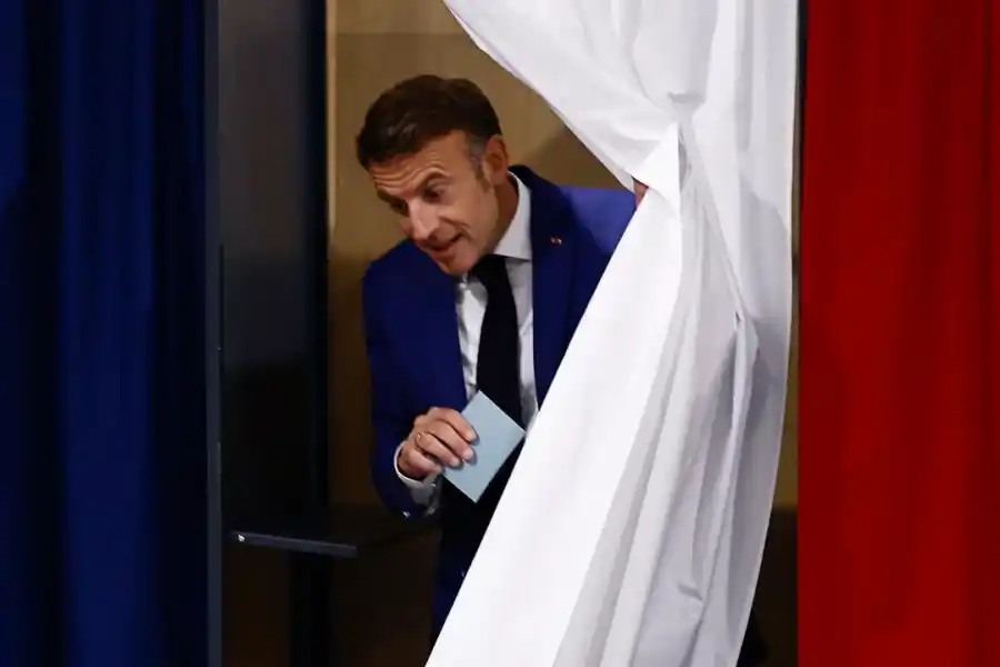 Los candidatos franceses empezaron a retirarse en un intento de bloquear a la extrema derecha