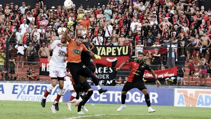 Barracas Central enfrenta a Colón durante el mediodía de este domingo