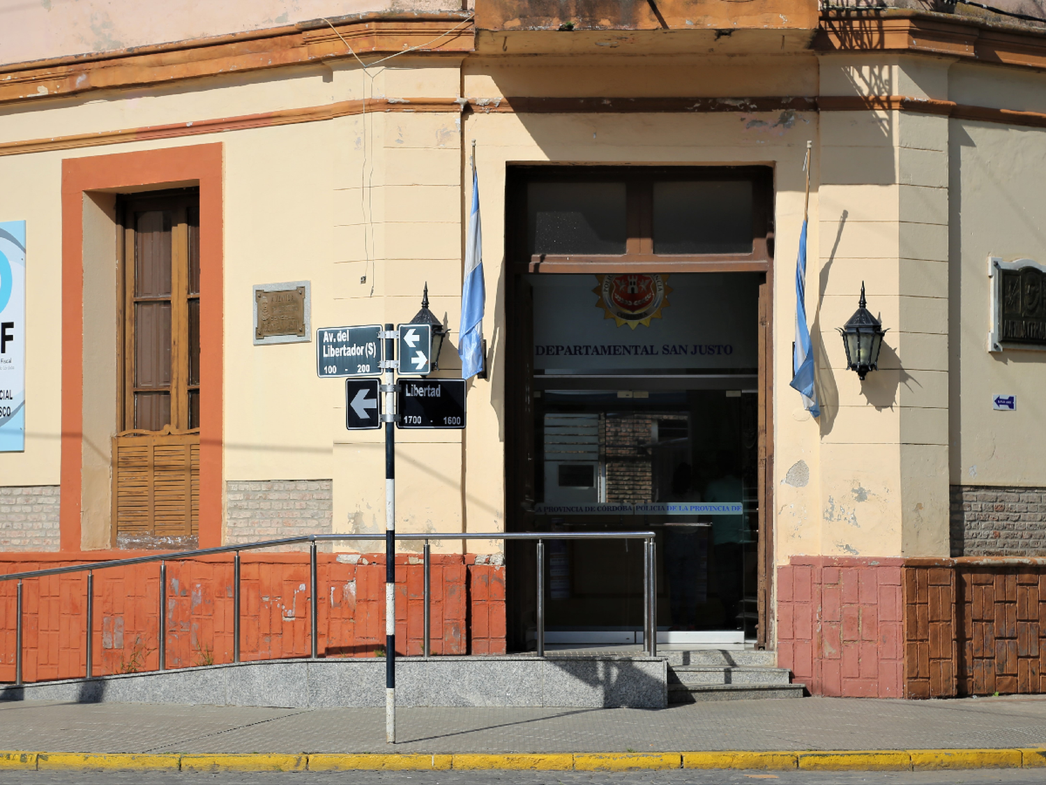Denuncian brutal golpiza de dos policías a un joven 