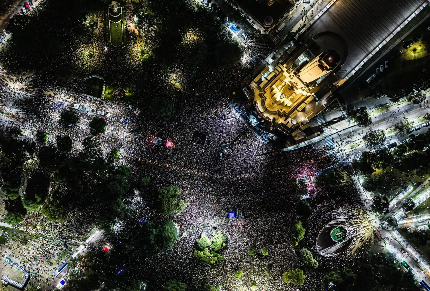 Fito hizo explotar el Monumento a la Bandera con un espectáculo histórico.