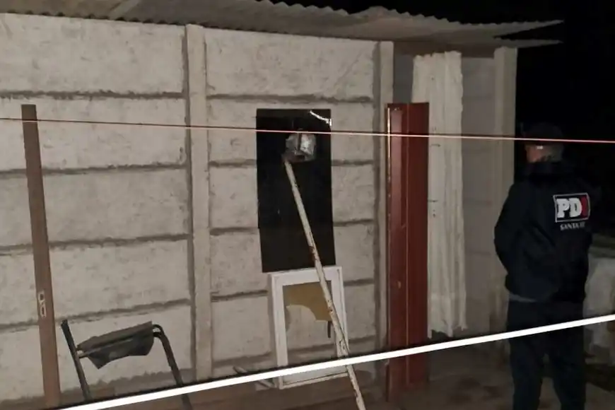 La vivienda precaria en la que vivía la mujer tras ser desplazada de su casa.