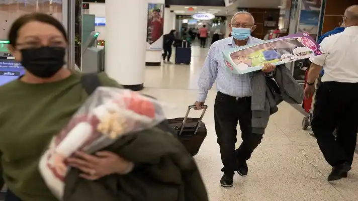 CELEBRACIONES MÁS DISTENDIDAS PESE A LA ÓMICRON: el mundo se prepara para una segunda Navidad en pandemia